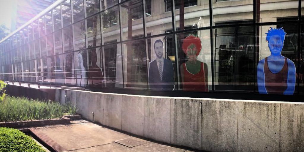 Capa: Biblioteca Mário de Andrade recebe grande instalação de retratos em vidro assinada por Alex Flemming